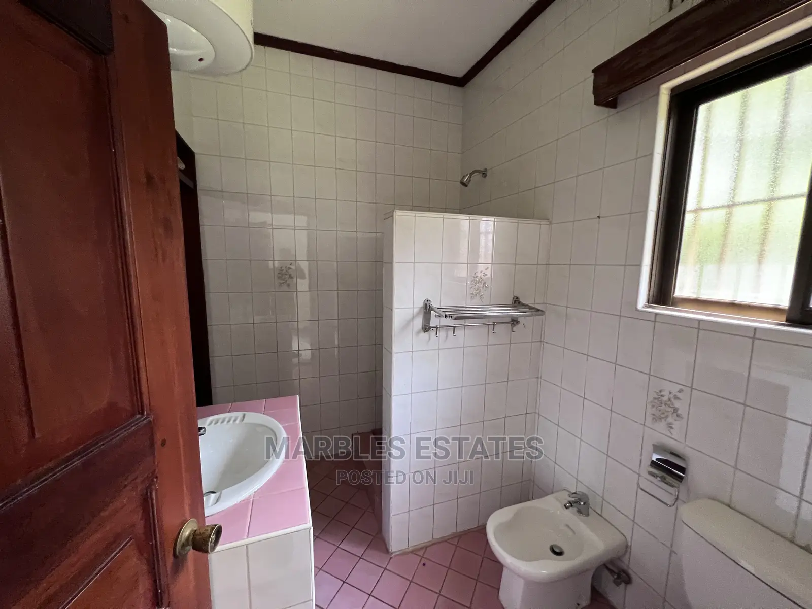 6bdrm Bungalow in Kololo, Central Division for Rent