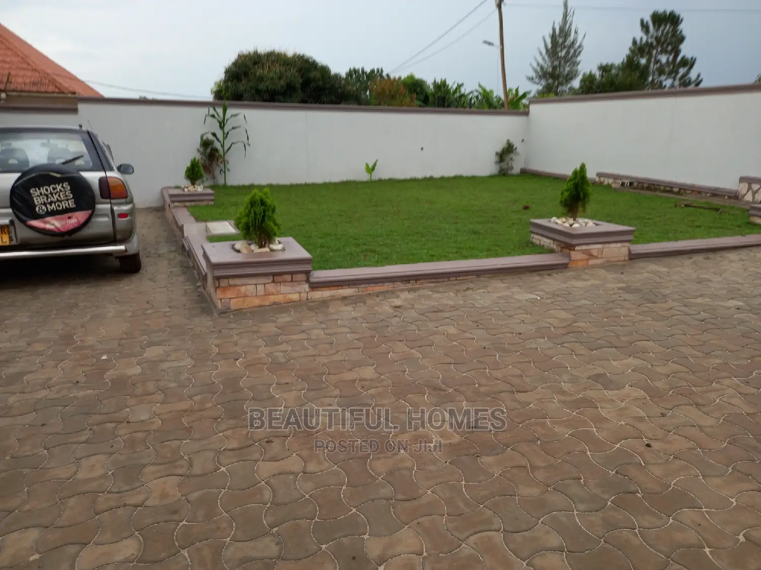 Furnished 4bdrm Bungalow in Kira for Sale