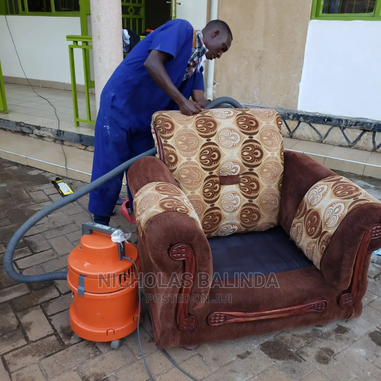 Sufficient Sofa Cleaning in Progress