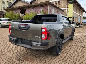 Toyota Hilux 2022 Gray