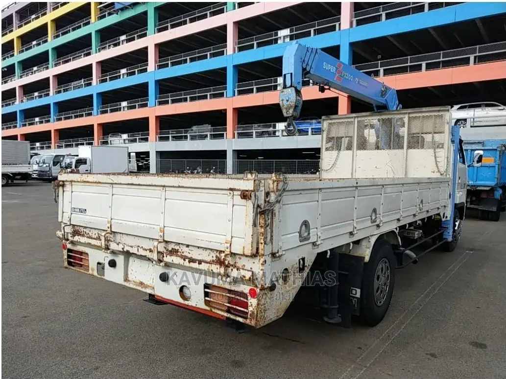 Isuzu Foward Crane Truck.