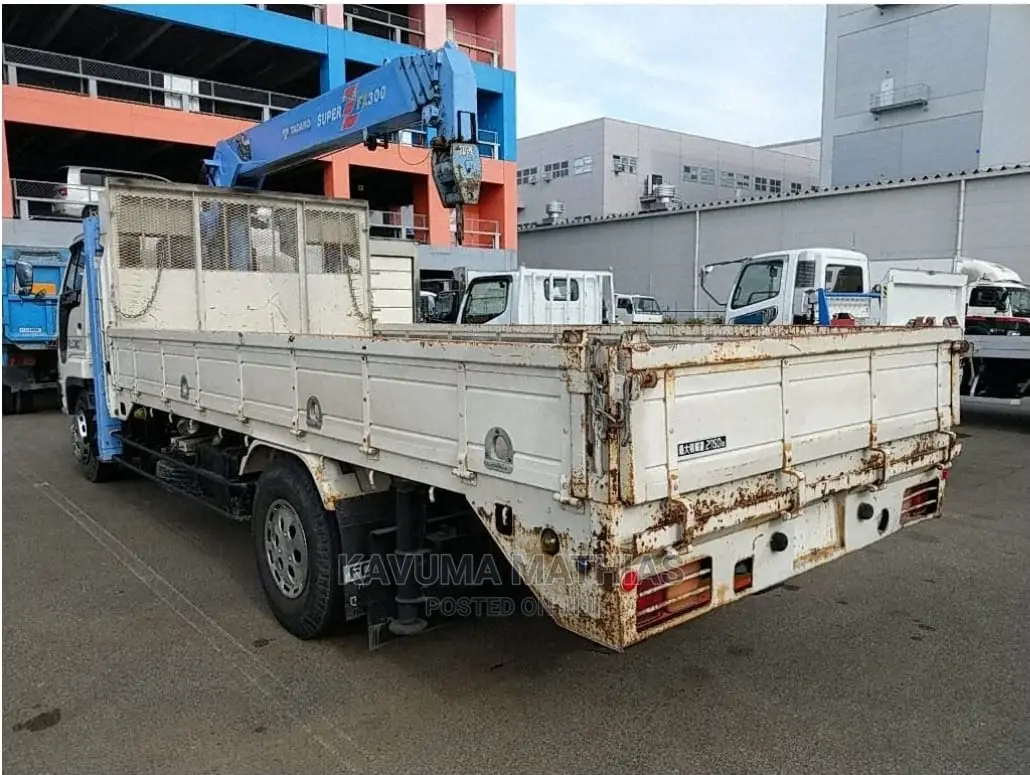 Isuzu Foward Crane Truck.
