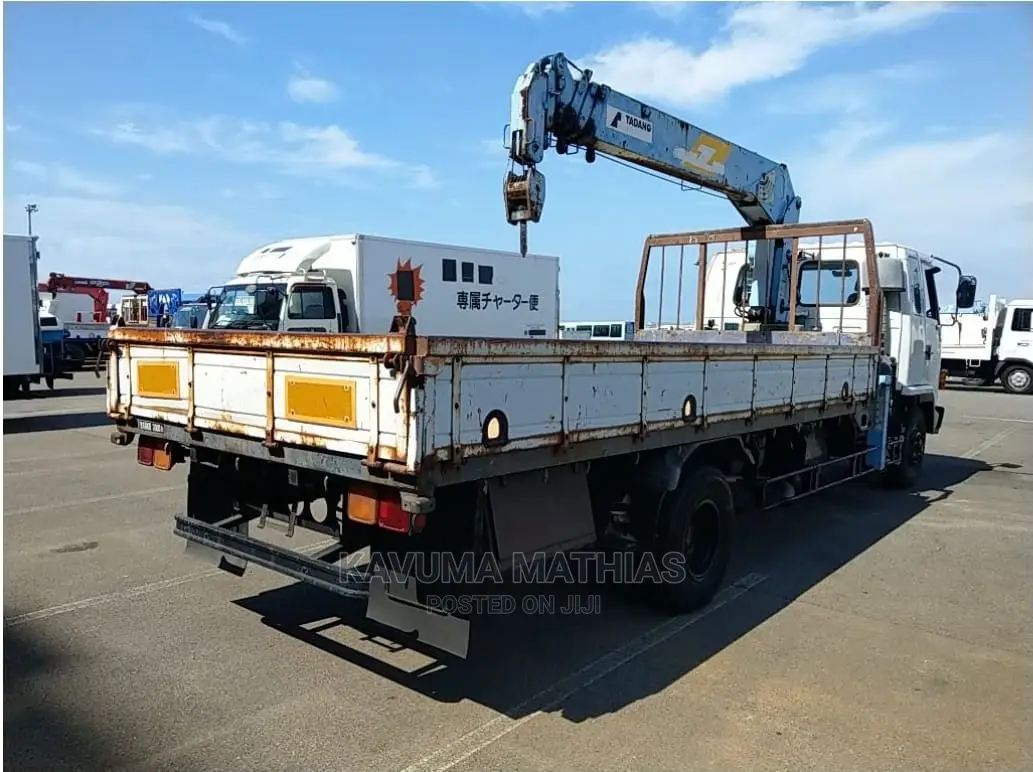Isuzu Foward Crane Truck.