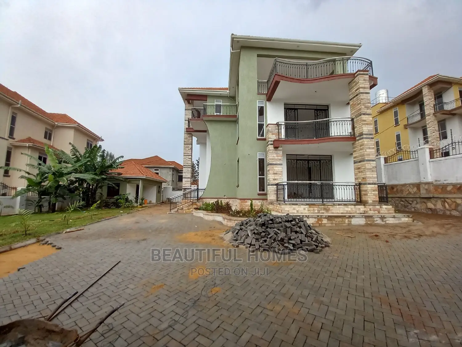 Furnished 6bdrm Duplex in Munyonyo Lake See, Makindye for Sale