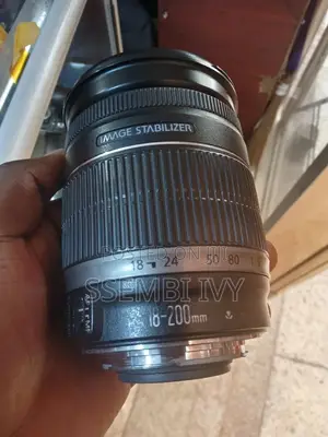 CANON 18-200mm Lens.