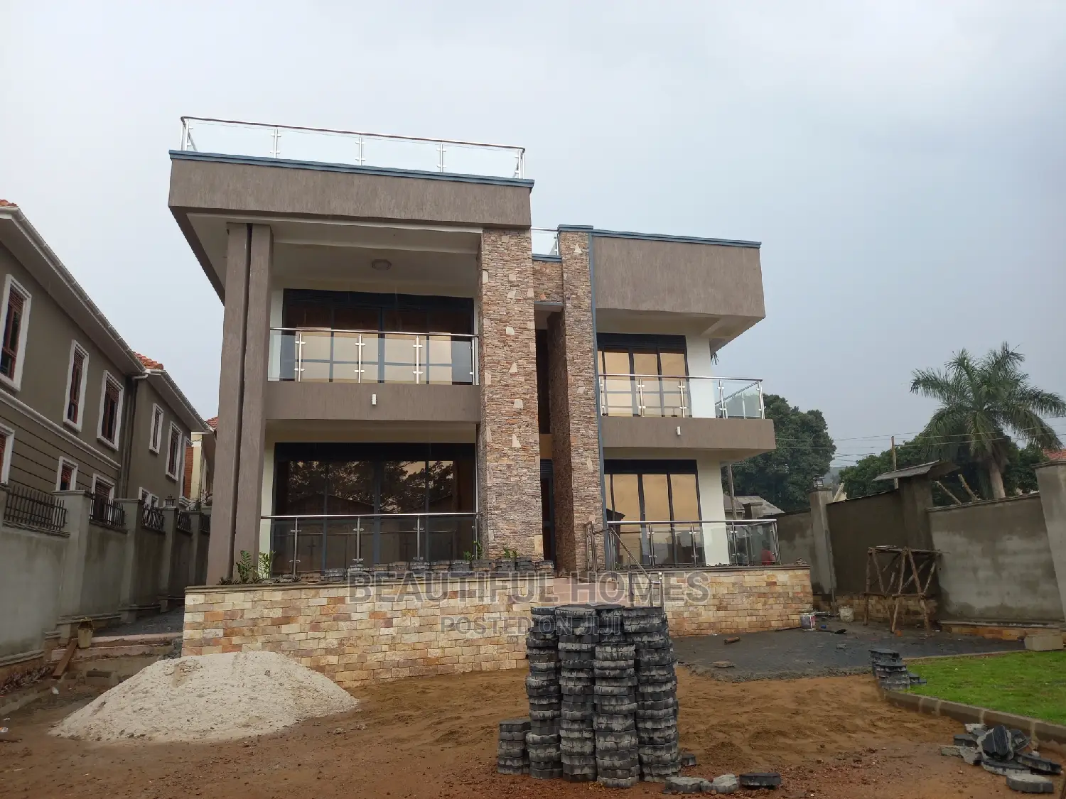 Furnished 6bdrm Duplex in Munyonyo, Makindye for Sale