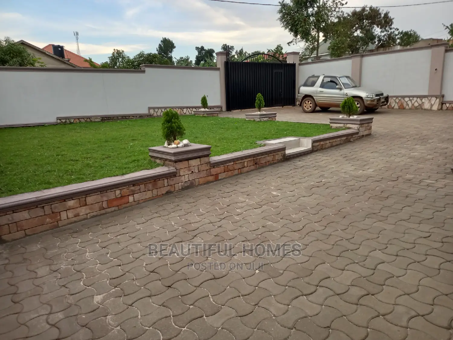 Furnished 4bdrm House in Kira for Sale