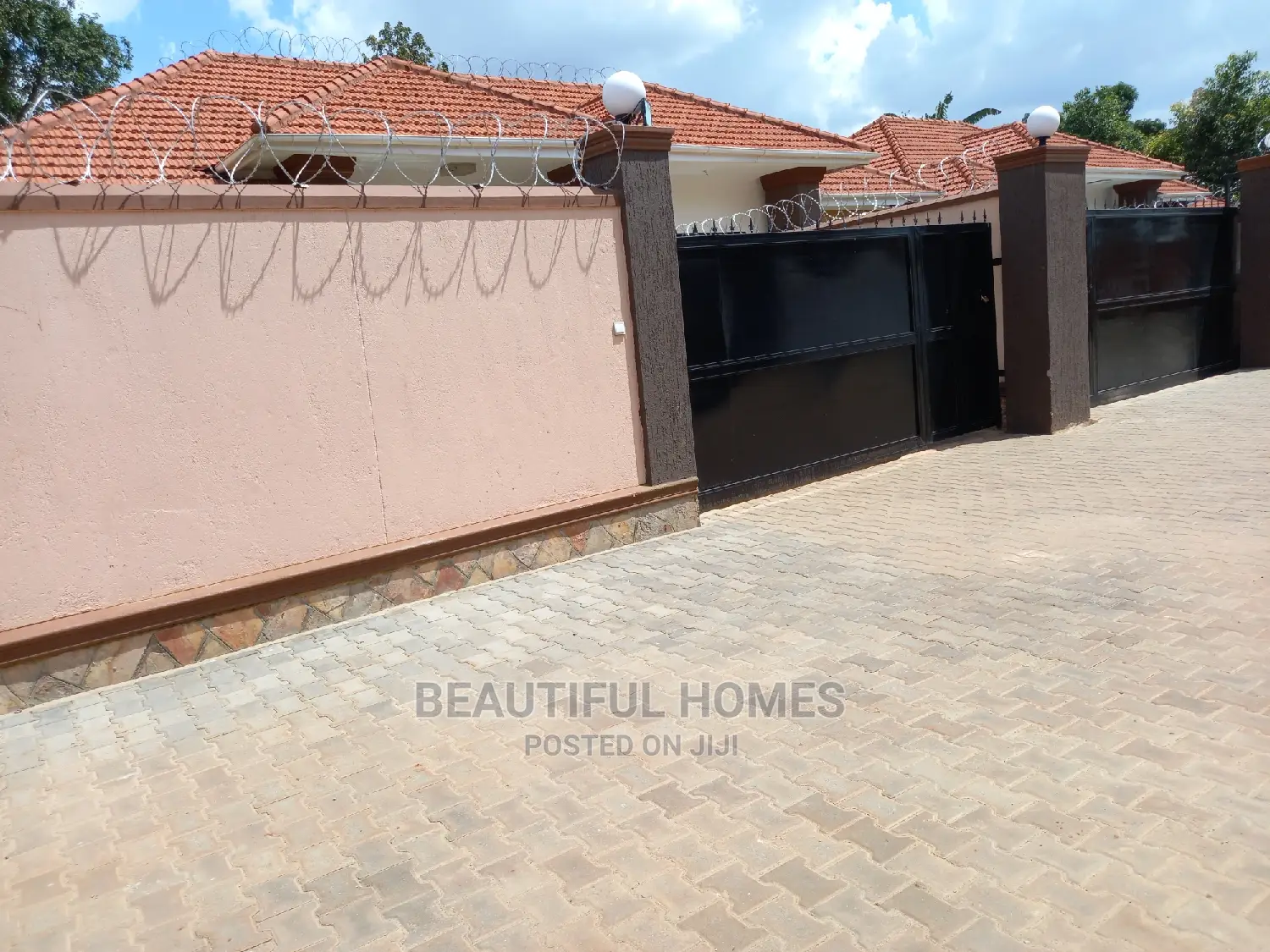 Furnished 5bdrm Maisonette in Kisaasi, Central Division for Sale
