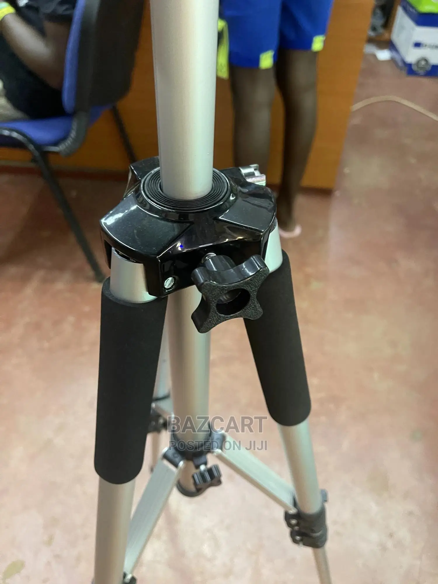 Tripod Adjustable Projector Stand