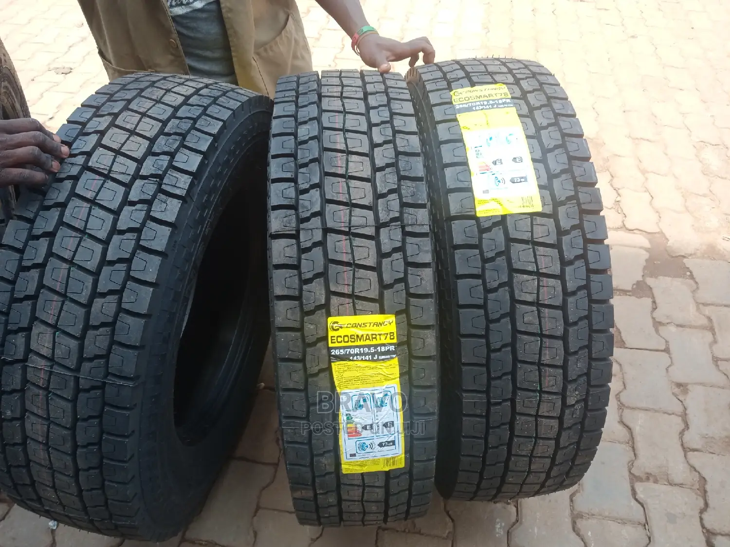 Consitancy Tyre 265/70r19.5