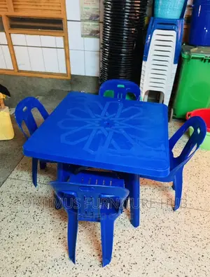 4 Plastic Chairs and Table