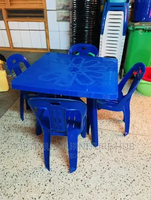 4 Plastic Chairs and Table