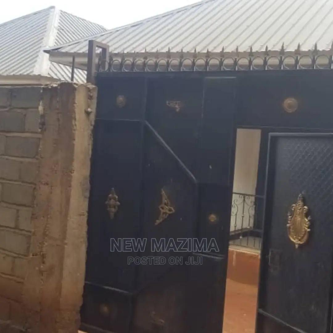 4bdrm House in Kasenge, Division a for Sale