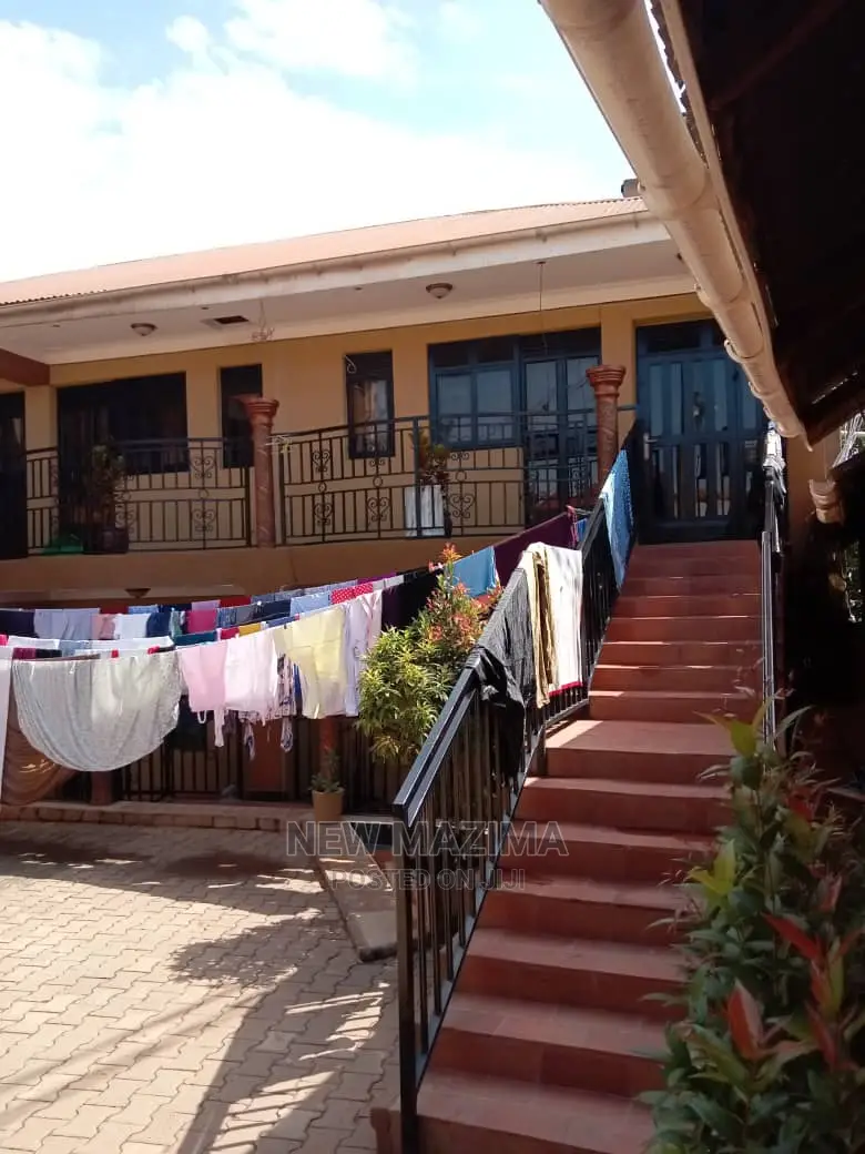 8bdrm Block of Flats in Najjanankumbi, Division a for Sale