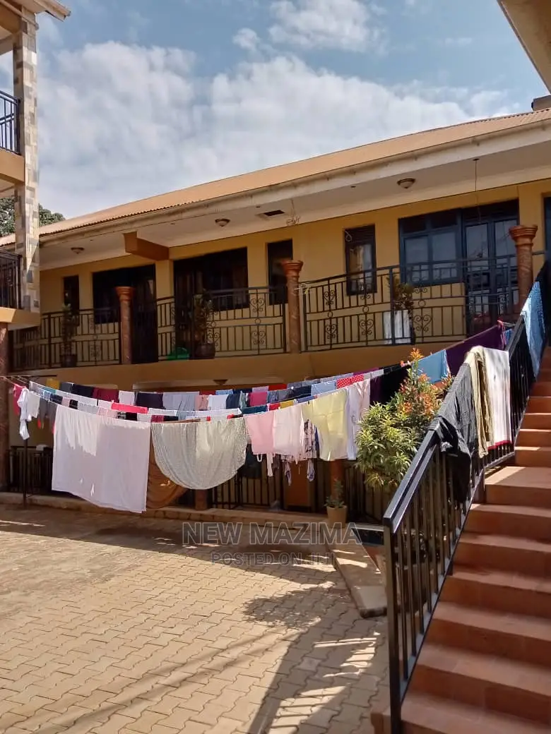 8bdrm Block of Flats in Najjanankumbi, Division a for Sale