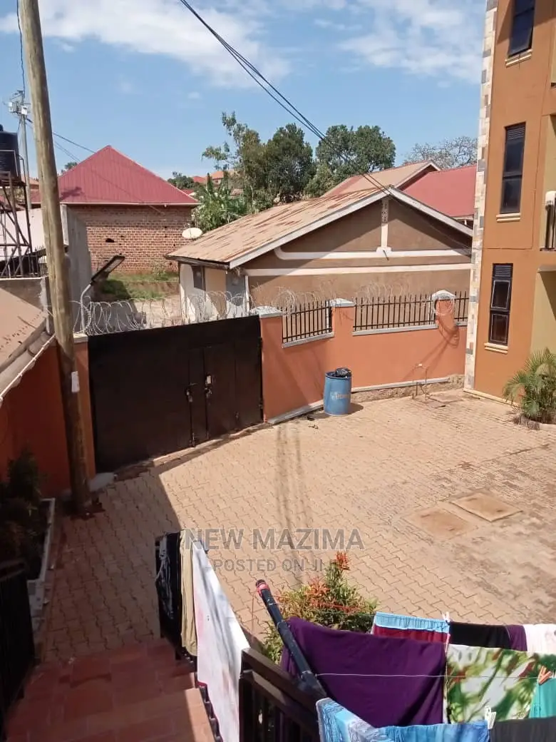 8bdrm Block of Flats in Najjanankumbi, Division a for Sale
