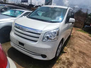 Photo - Toyota Noah 2008 White