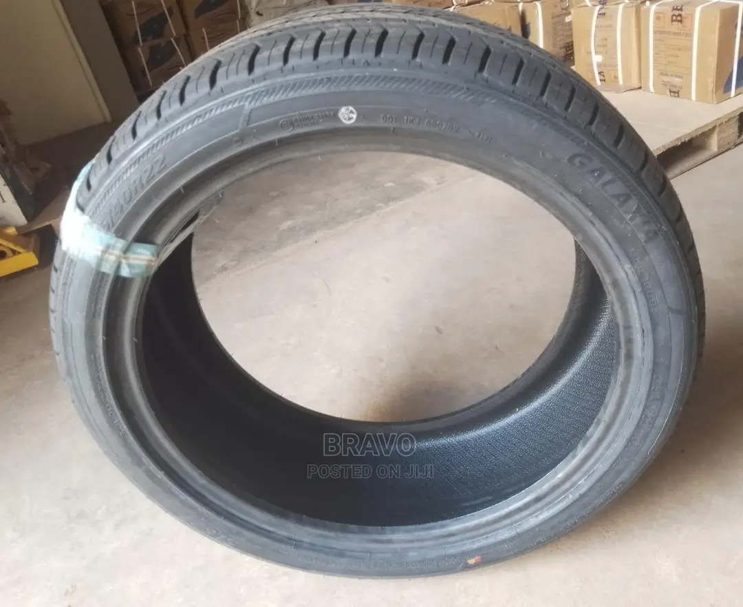 275/45r21 Tire