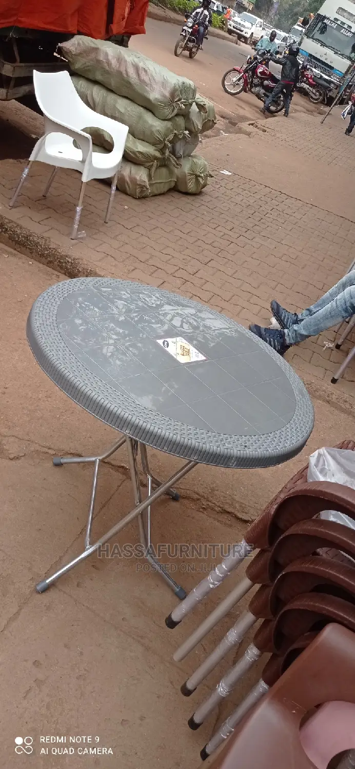 Round Shape Plastic Restaurant Table