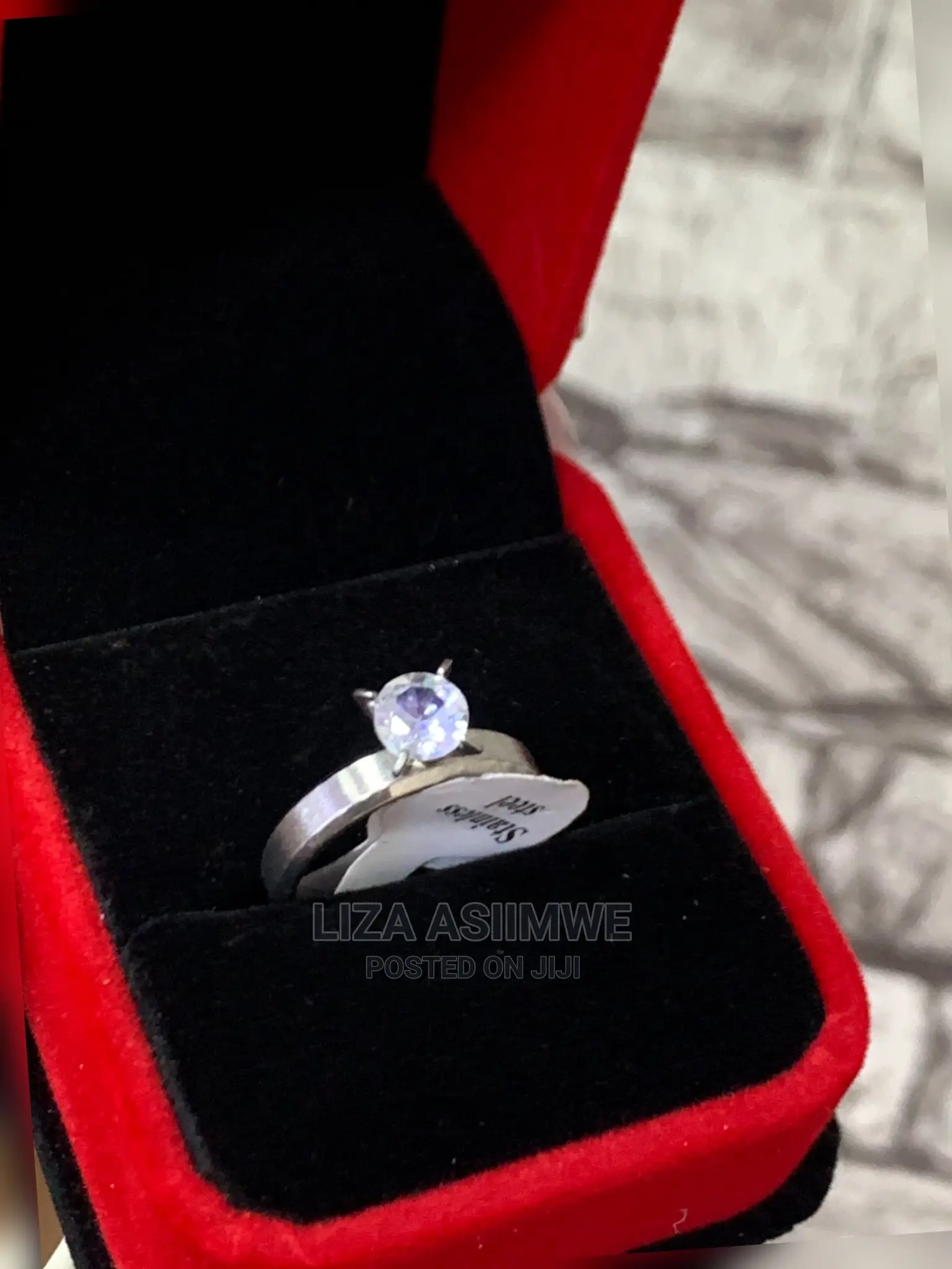 Engagement Rings Available at a Good Price With a Ring Box