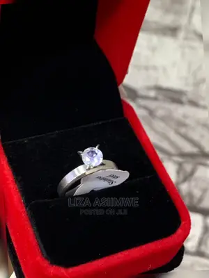 Engagement Rings Available at a Good Price With a Ring Box