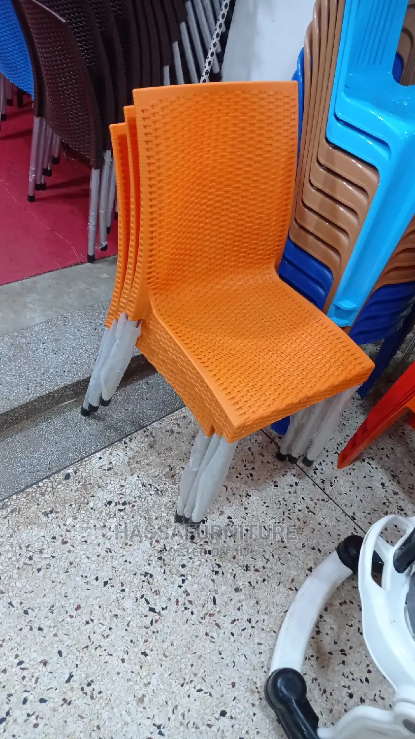 Plastic Chairs With Metallic Stands