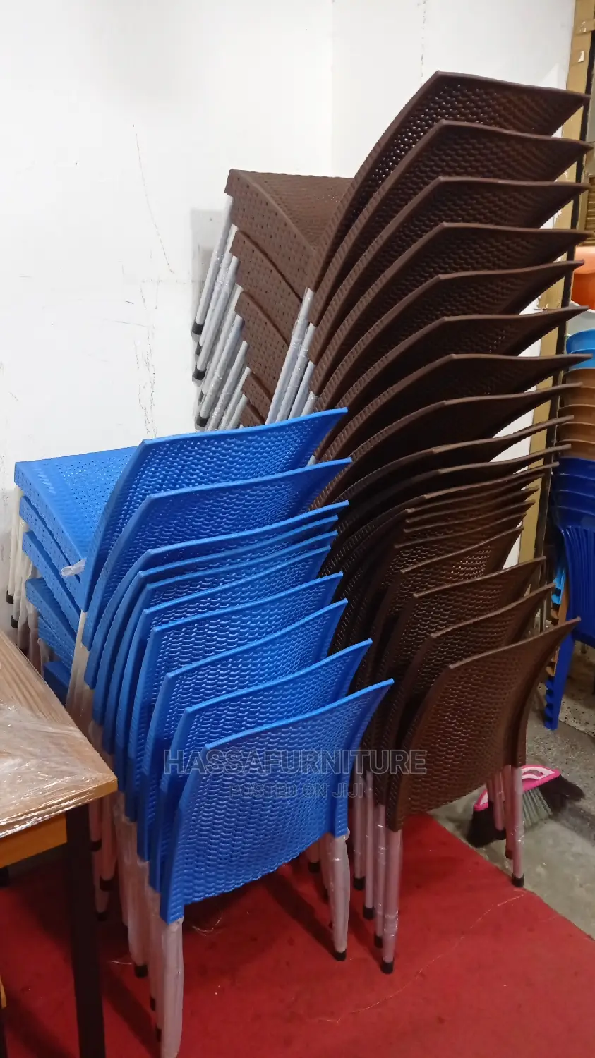 Plastic Chairs With Metallic Stands