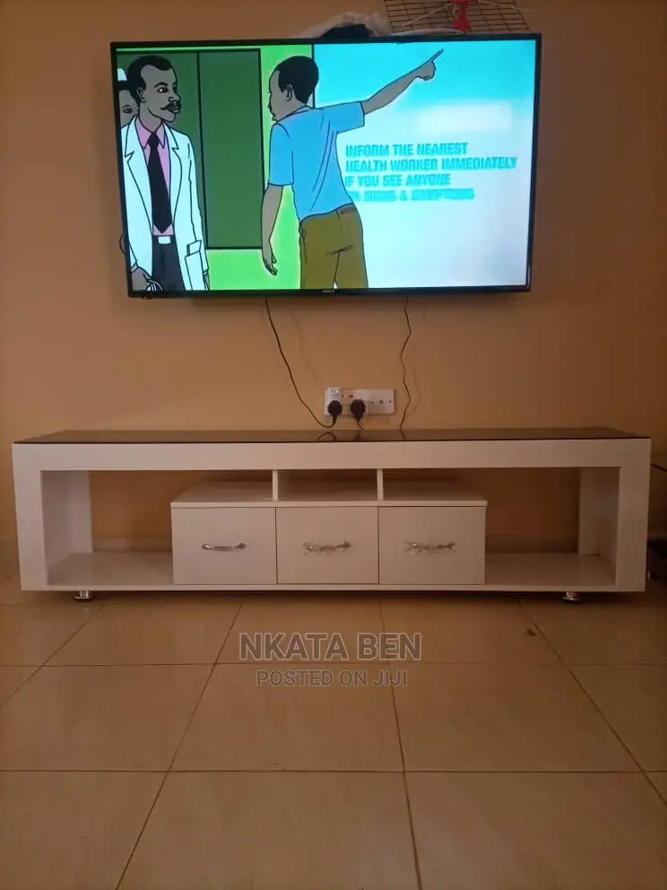 White Glassed Tv Stand