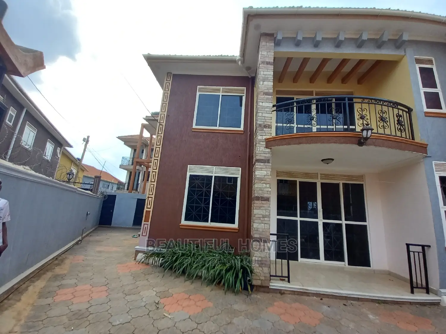 Furnished 5bdrm Maisonette in Kira for Sale
