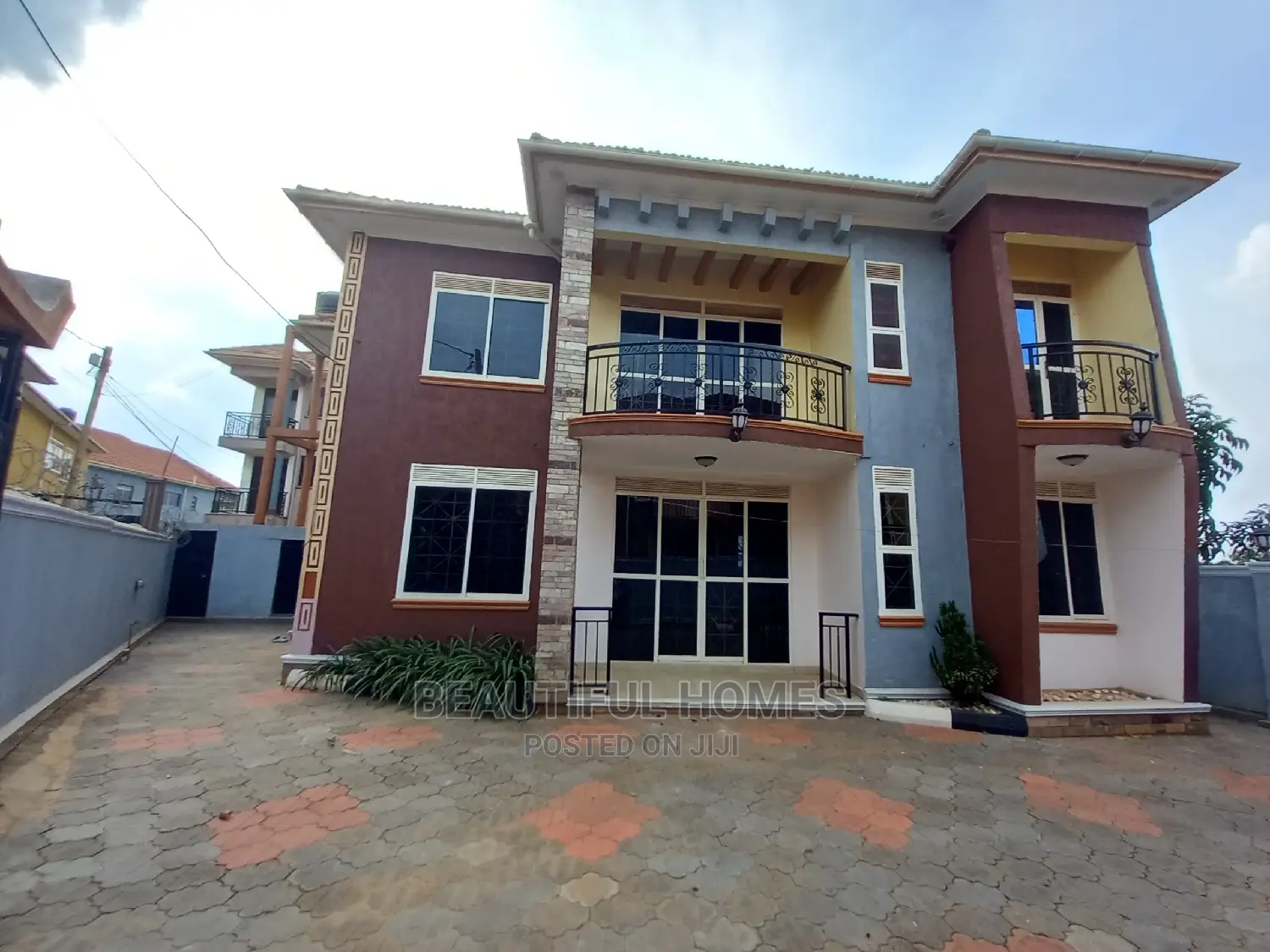 Furnished 5bdrm Mansion in Kira Organised for Sale