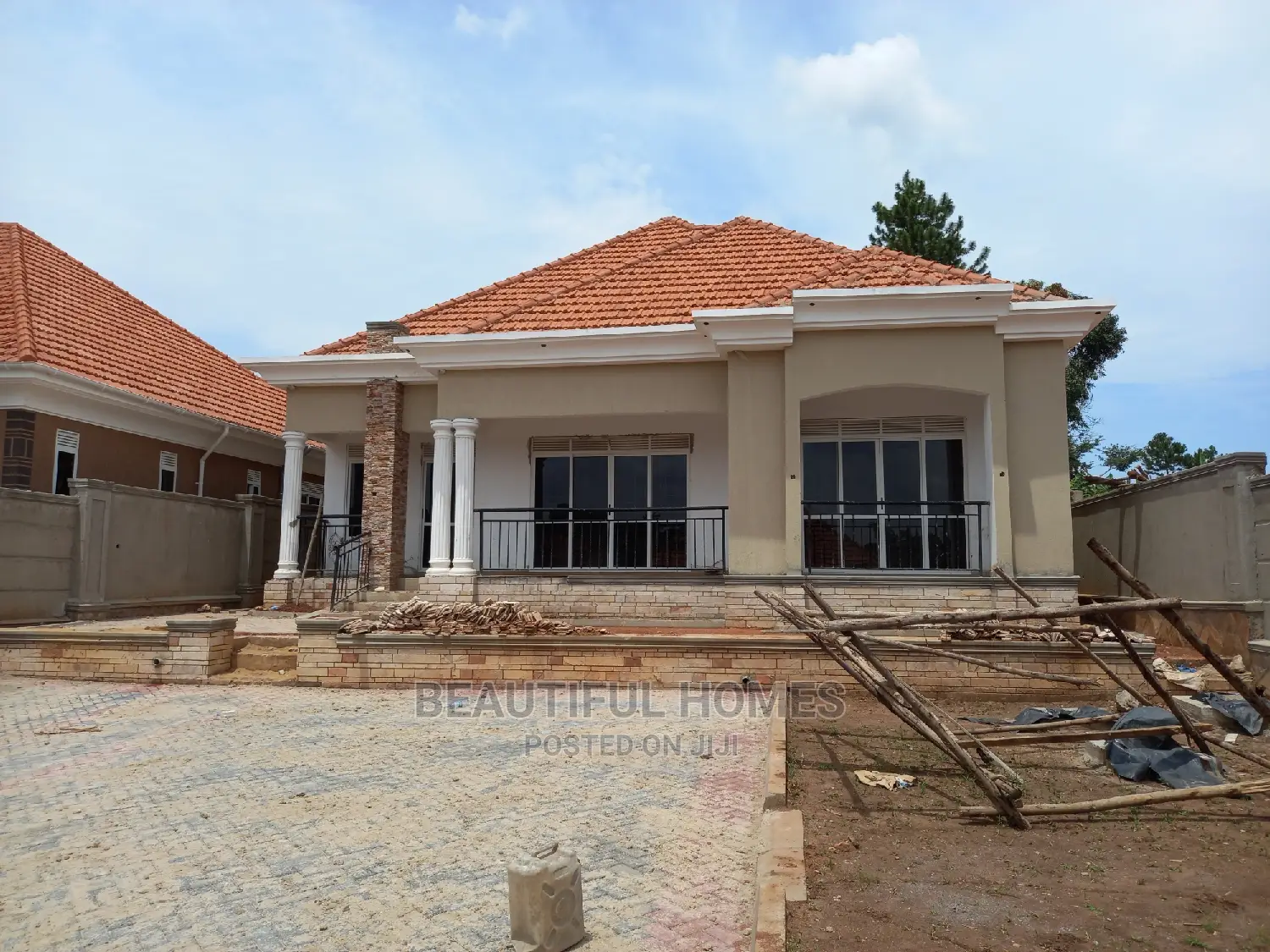 Furnished 4bdrm Maisonette in Kira for Sale