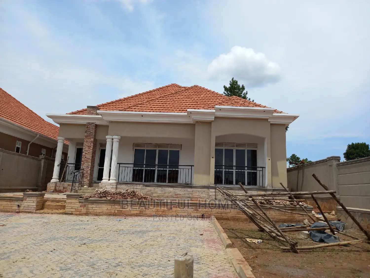 Furnished 4bdrm Maisonette in Kira for Sale