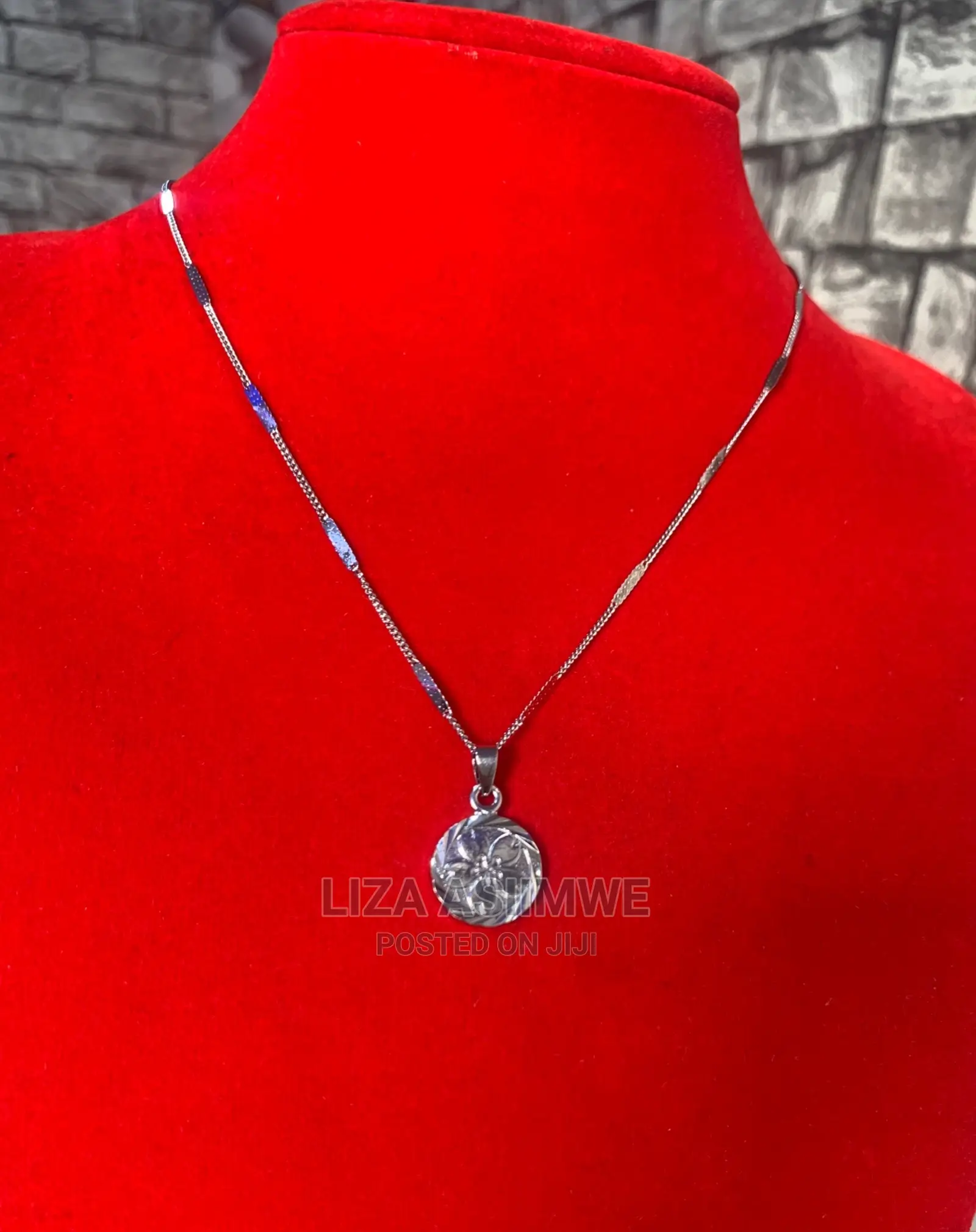 Simple Lady’S Necklaces Available