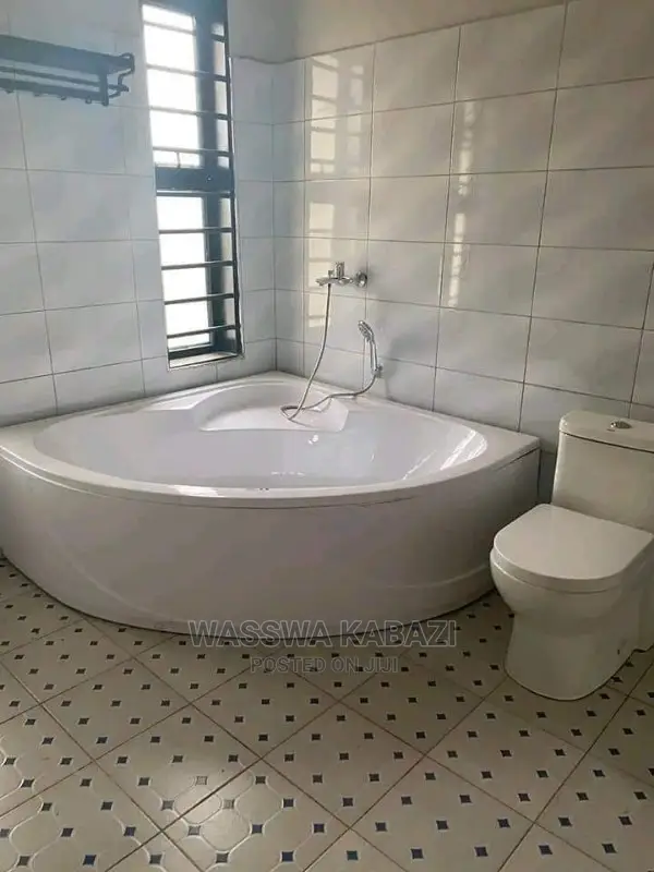 6bdrm Block of Flats in Makindye for Sale