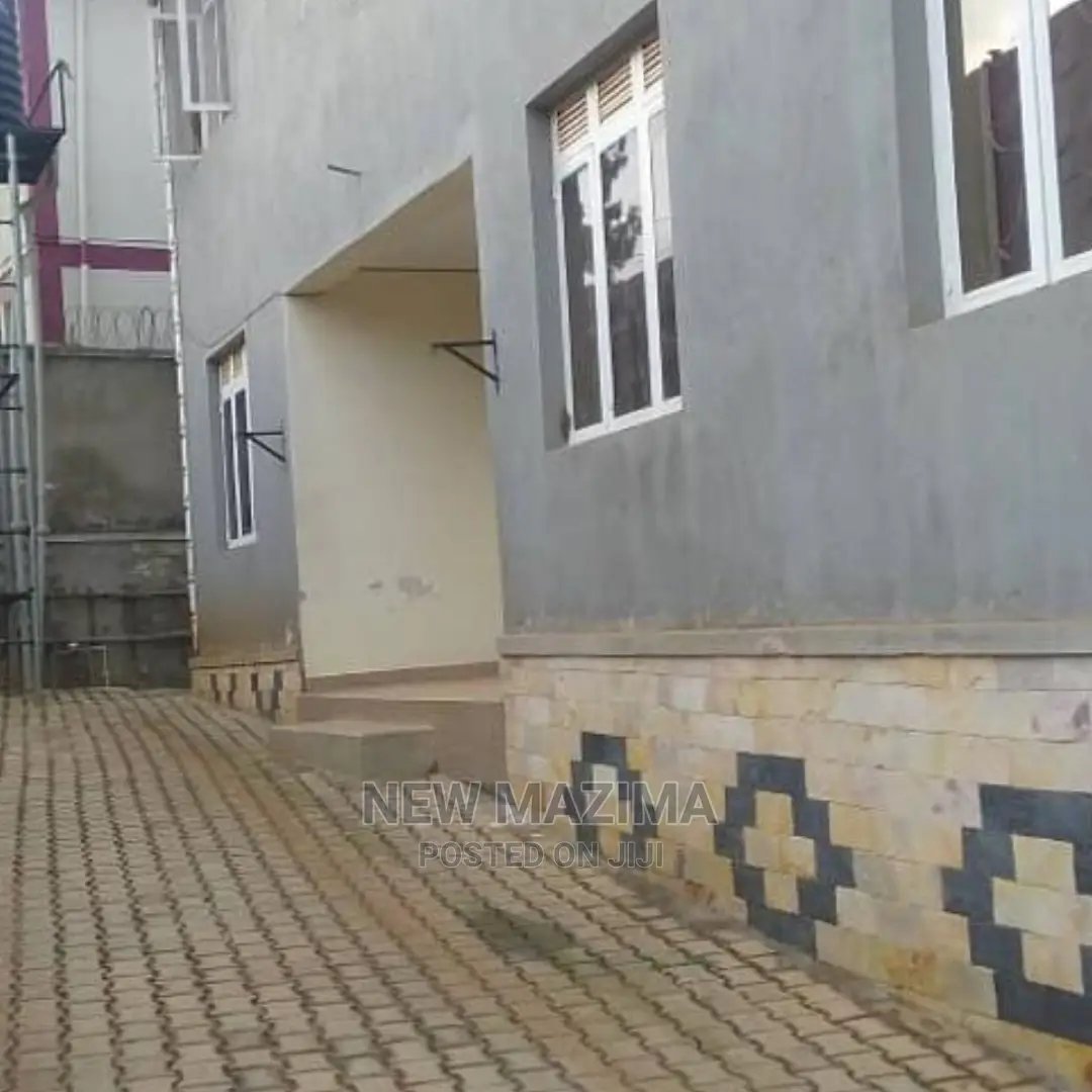 5bdrm House in Jomayi Nalumunye, Division a for Sale