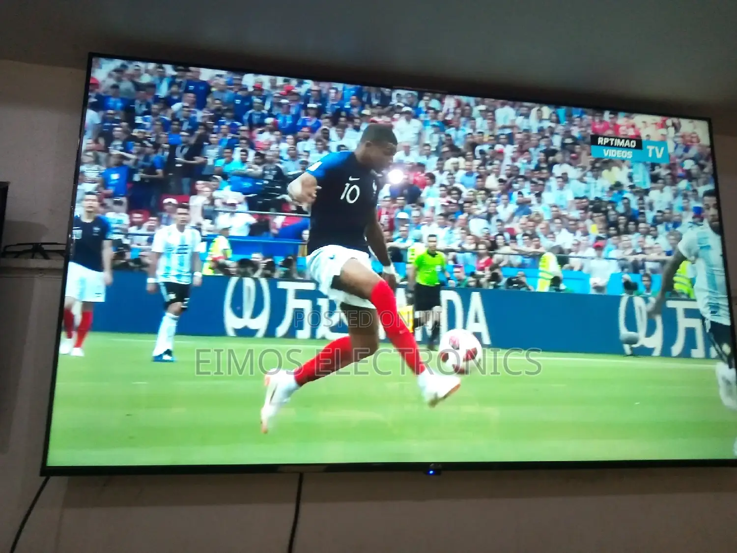 It Is a 70 Inch LG TV SMART
