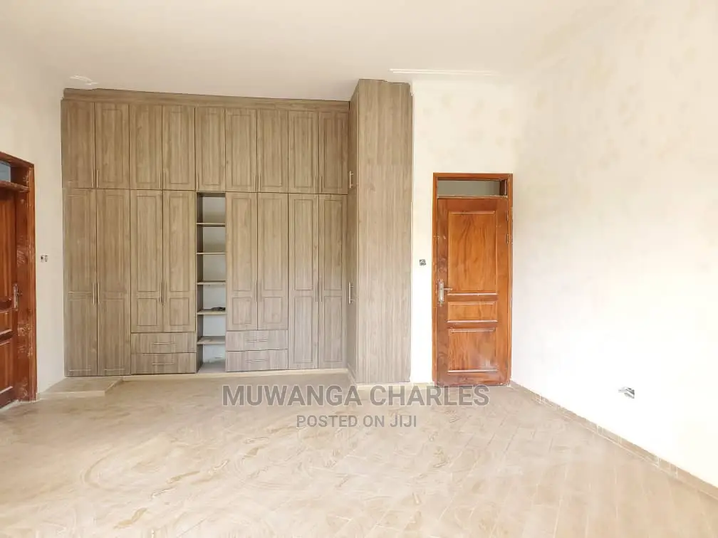 5bdrm Duplex in Fs Properties Ltd, Central Division for Sale