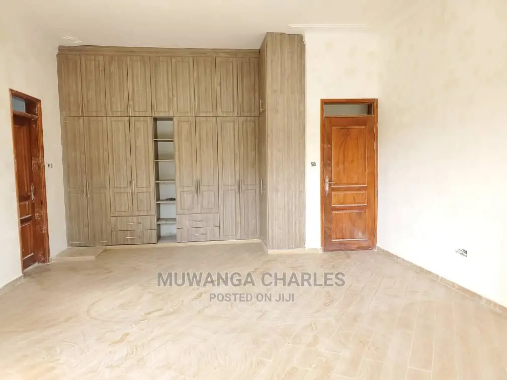 5bdrm Duplex in Fs Properties Ltd, Central Division for Sale