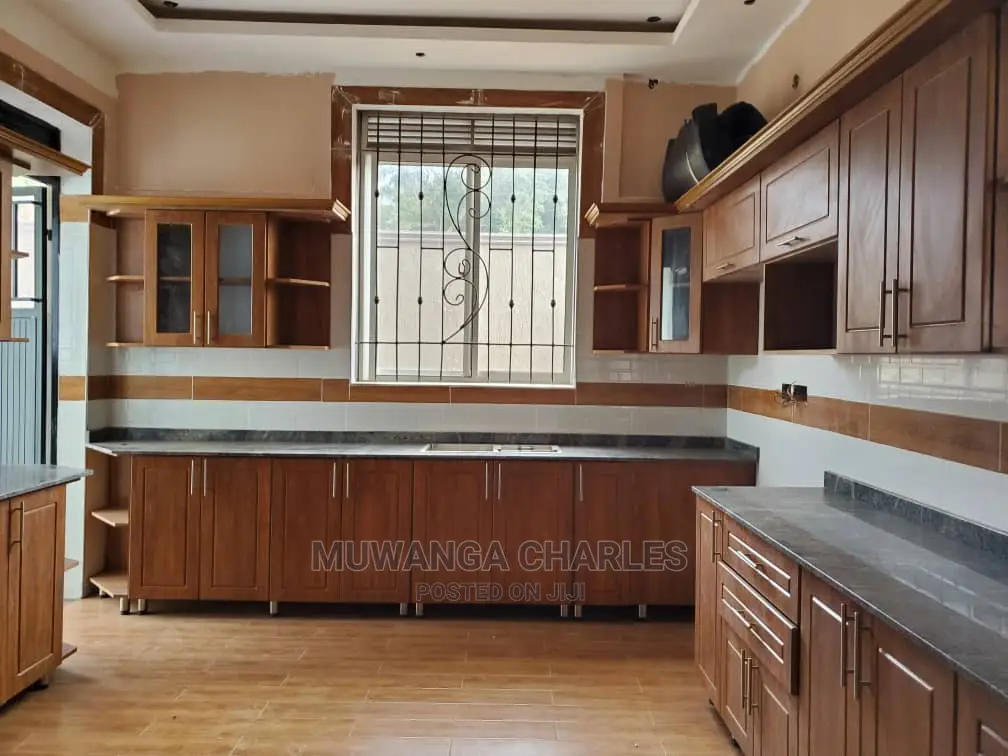 5bdrm Duplex in Fs Properties Ltd, Central Division for Sale
