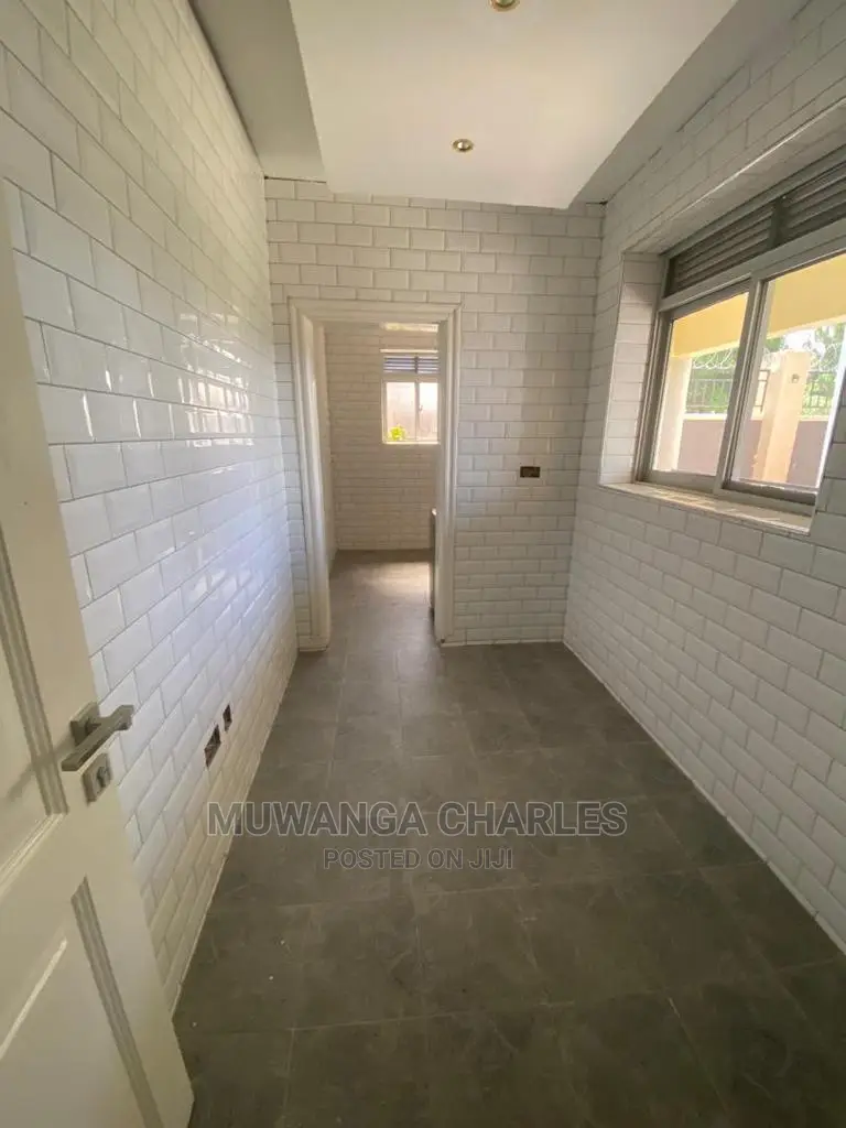 5bdrm Duplex in Fs Properties Ltd, Central Division for Sale