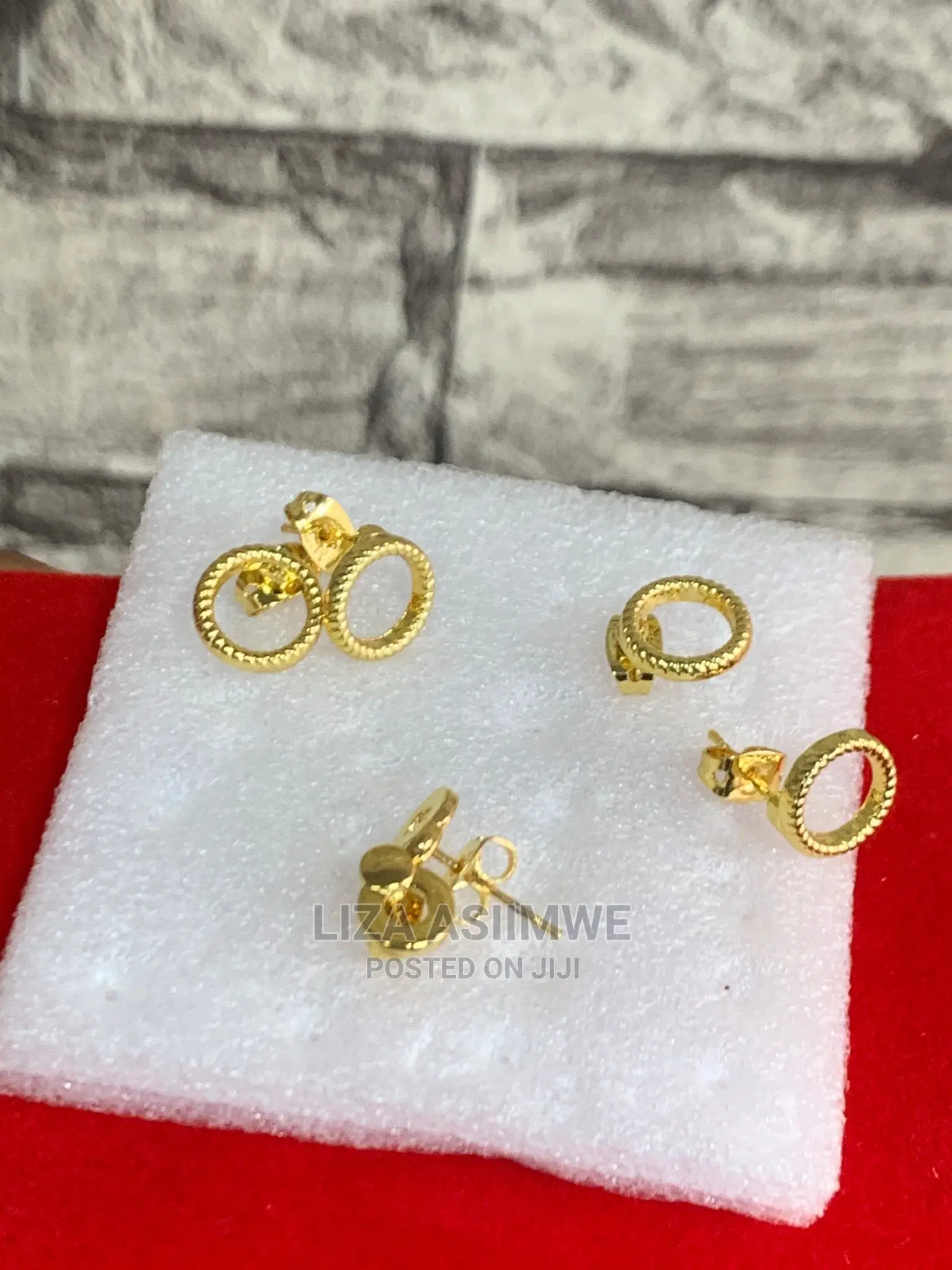 Simple Lady Earpins Available