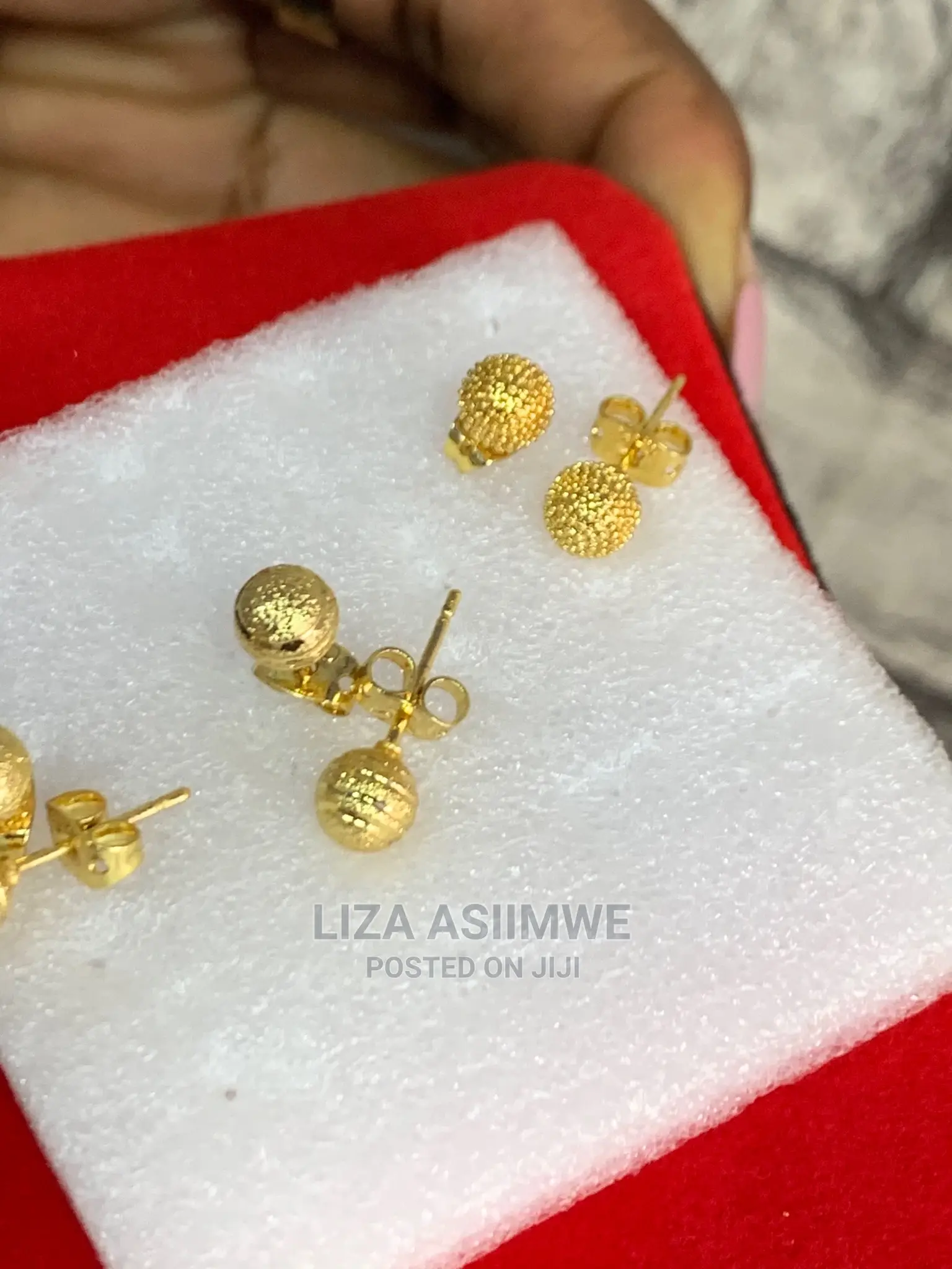 Simple Lady Earpins Available