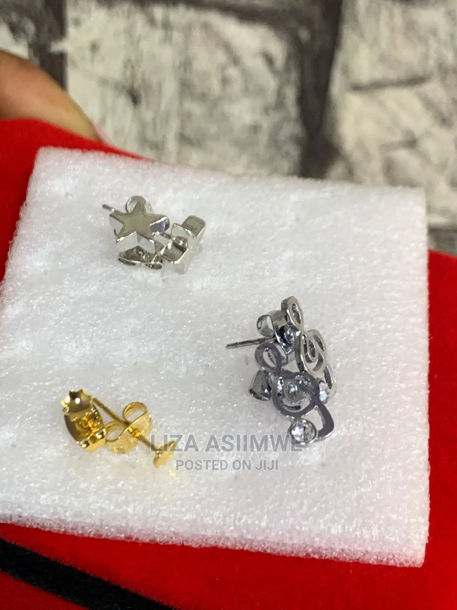 Simple Lady Earpins Available