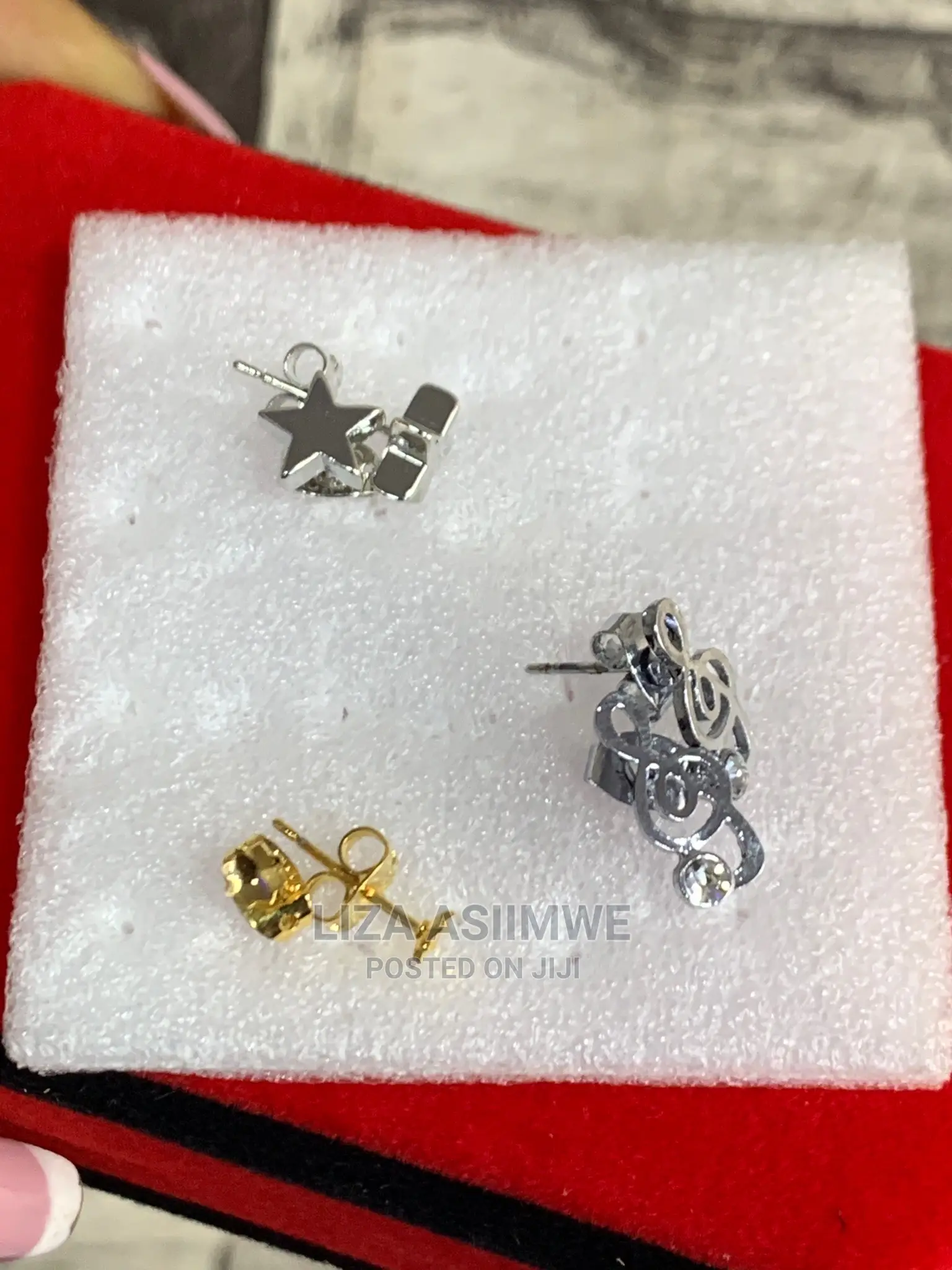 Simple Lady Earpins Available