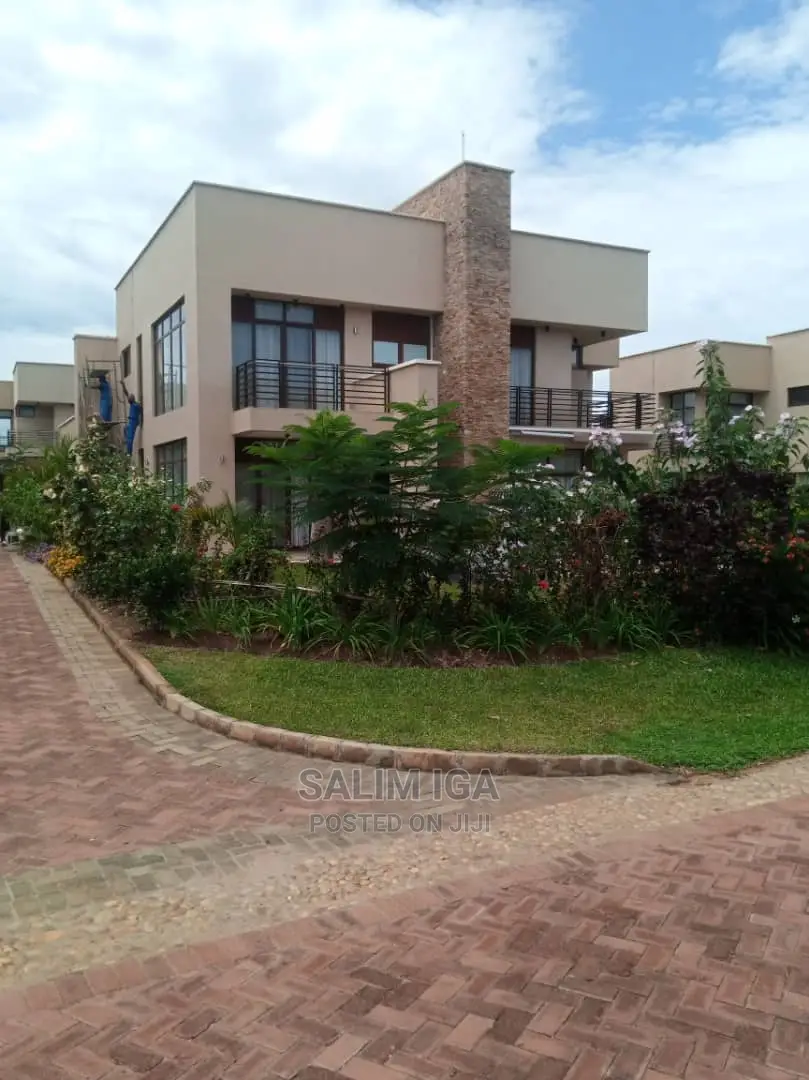4bdrm Duplex in Kololo Property, Wakiso / Wakiso for Sale