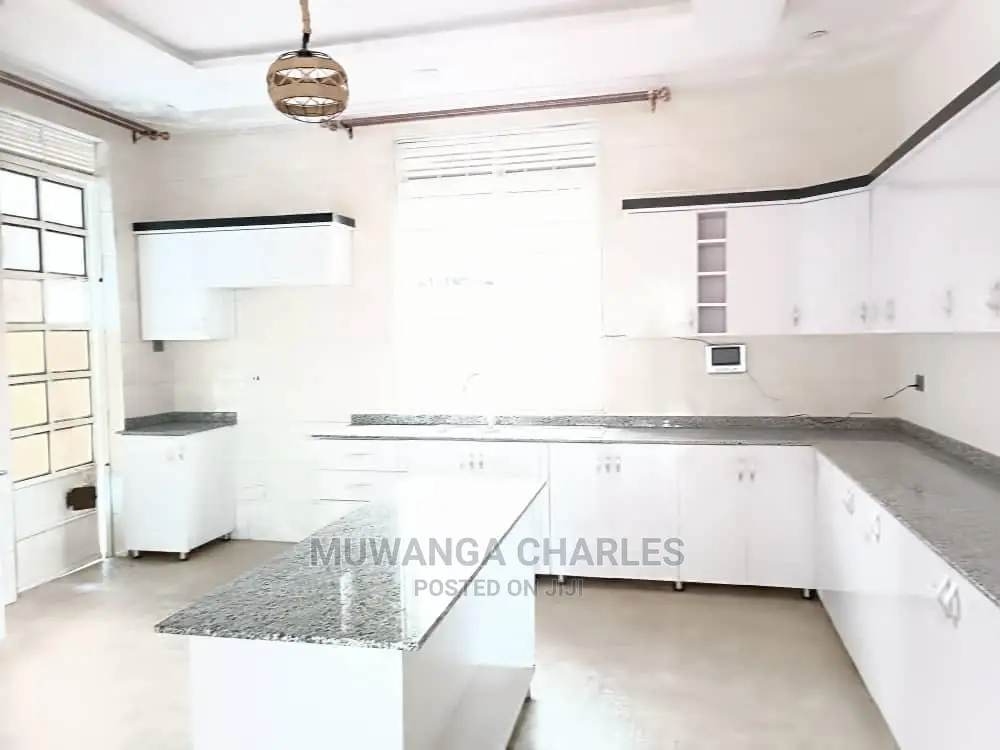 5bdrm Duplex in Fs Properties Ltd, Central Division for Sale