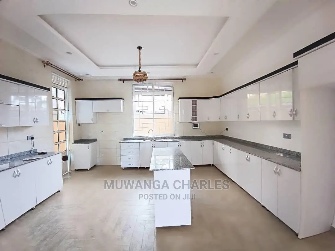 5bdrm Duplex in Fs Properties Ltd, Central Division for Sale
