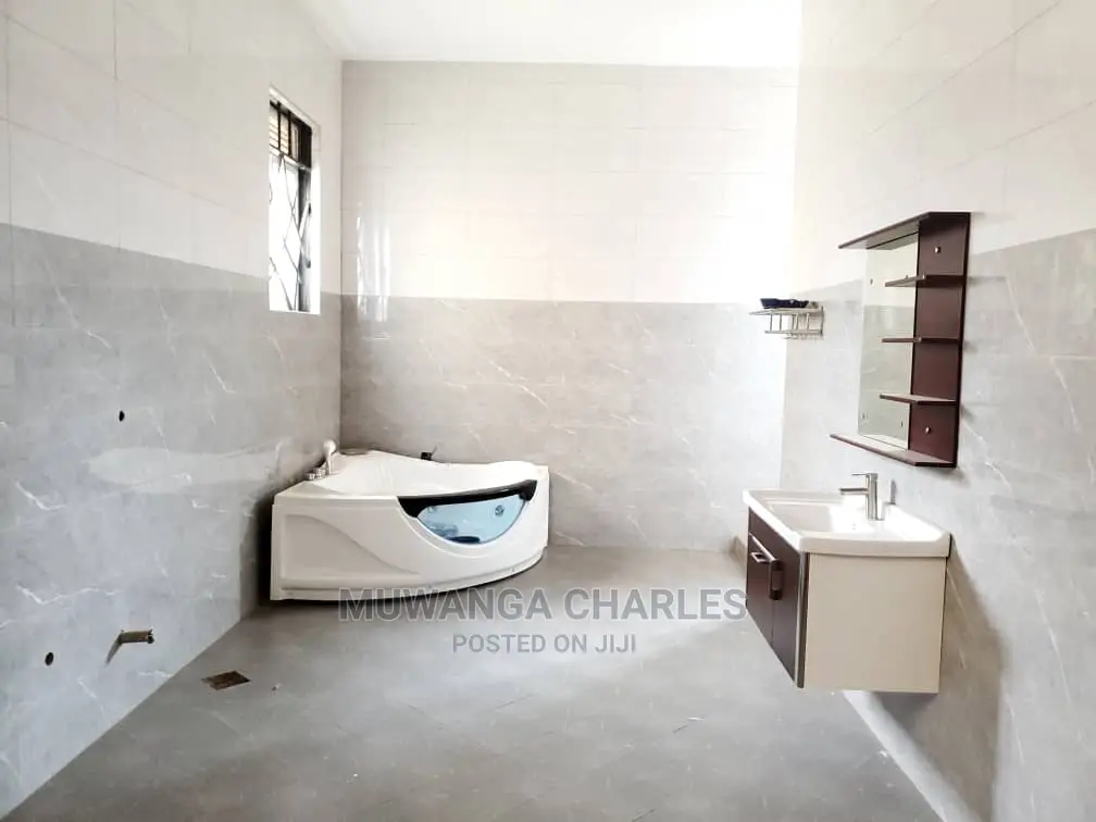 5bdrm Duplex in Fs Properties Ltd, Central Division for Sale