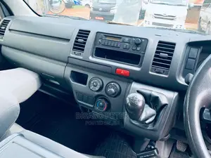 Toyota HiAce 2014 Silver
