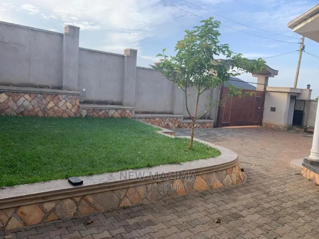 3bdrm House in Nsanji Manja, Division a for Sale